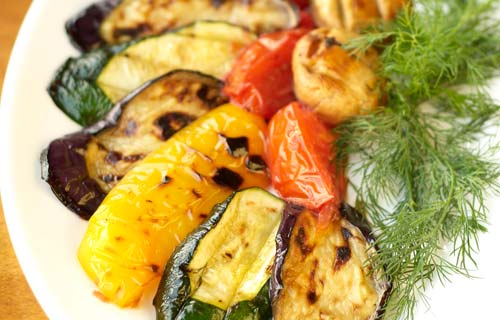 Lækre grillede grøntsager på tallerken
