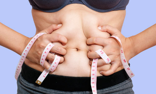 Kvinde med tyk mave